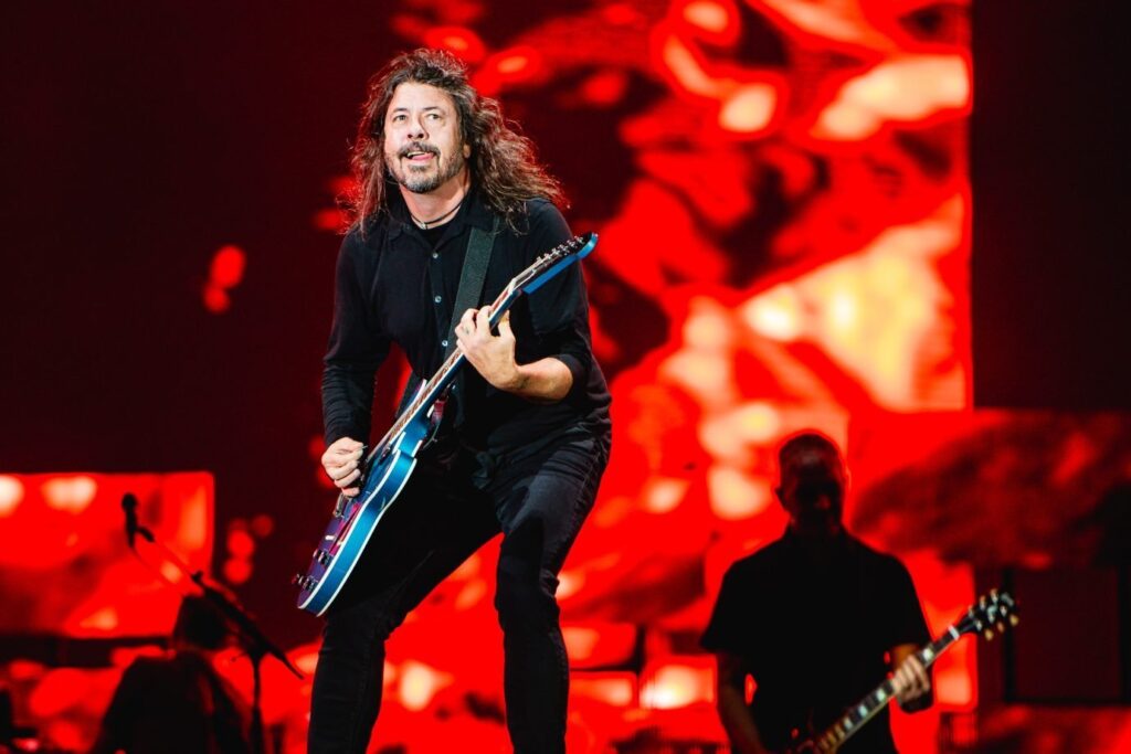 Foo Fighters se apresentando ao vivo em um show