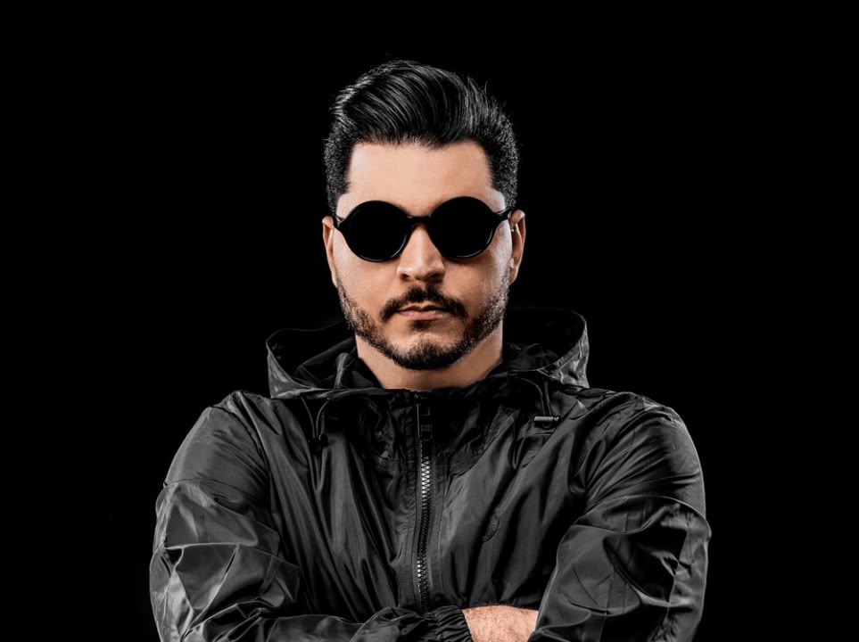 DJ Doozie se apresentando no Classic Hall em Recife