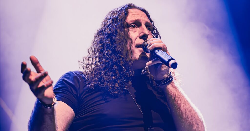 Fabio Lione se apresenta com orquestra durante o show Dawn of Victory no Brasil