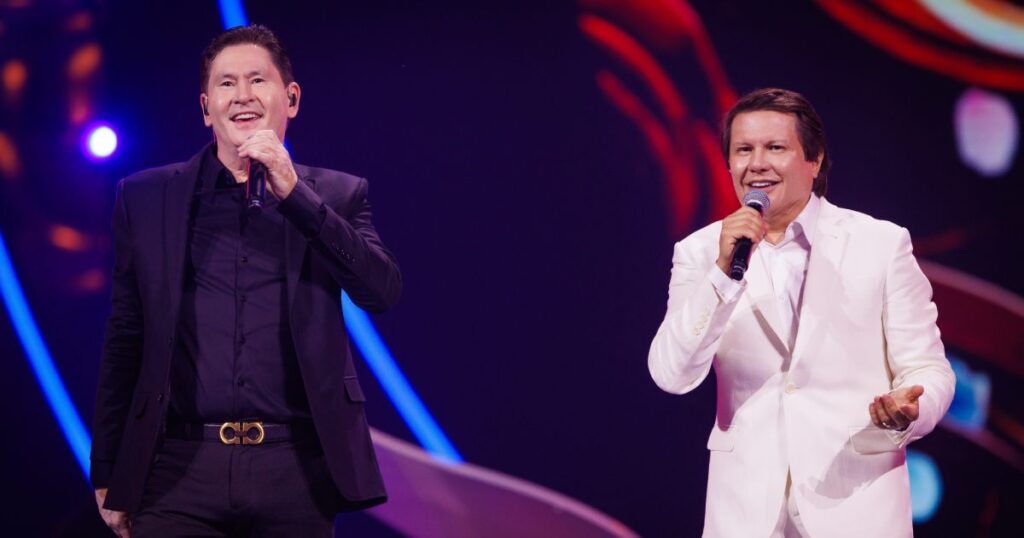 Gian e Giovani em apresentação ao vivo durante a turnê Planeta Sonho