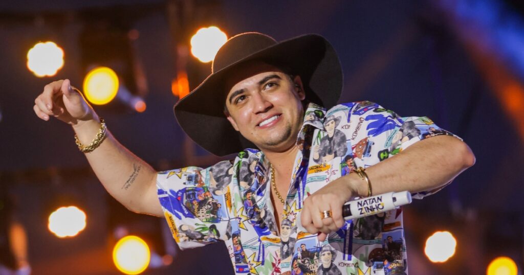 Natanzinho Lima se apresentando em show gratuito na comunidade de Paraisópolis